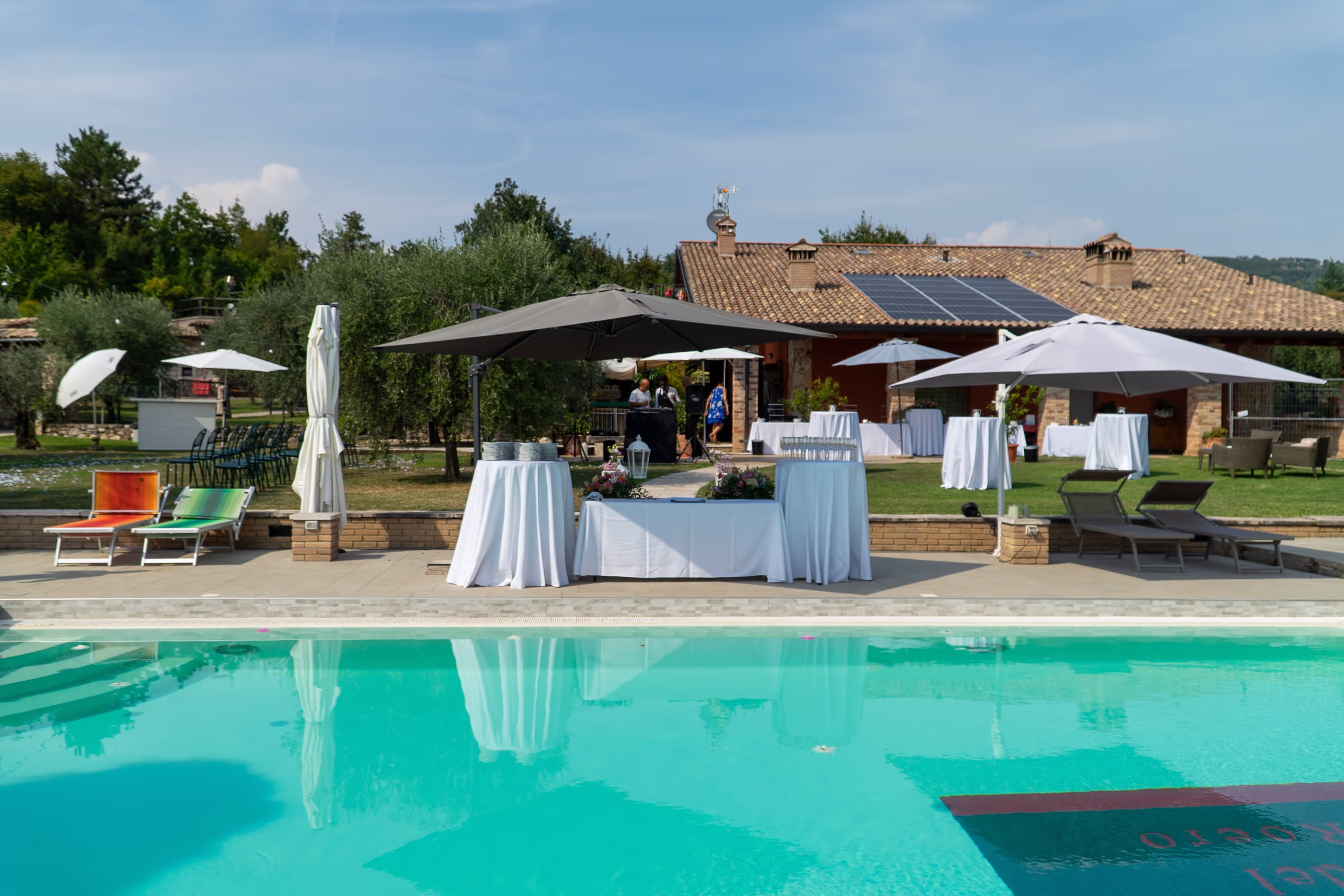 Vista su piscina e appartamento Al Volto del Roero