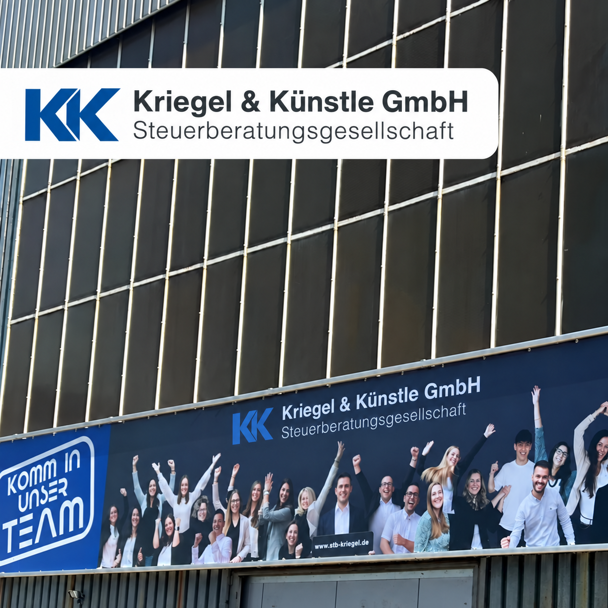 Kanzleigebäude von Kriegel & Künstle Steuerberatung in Offenburg mit Team-Banner (Logo KI-bearbeitet)