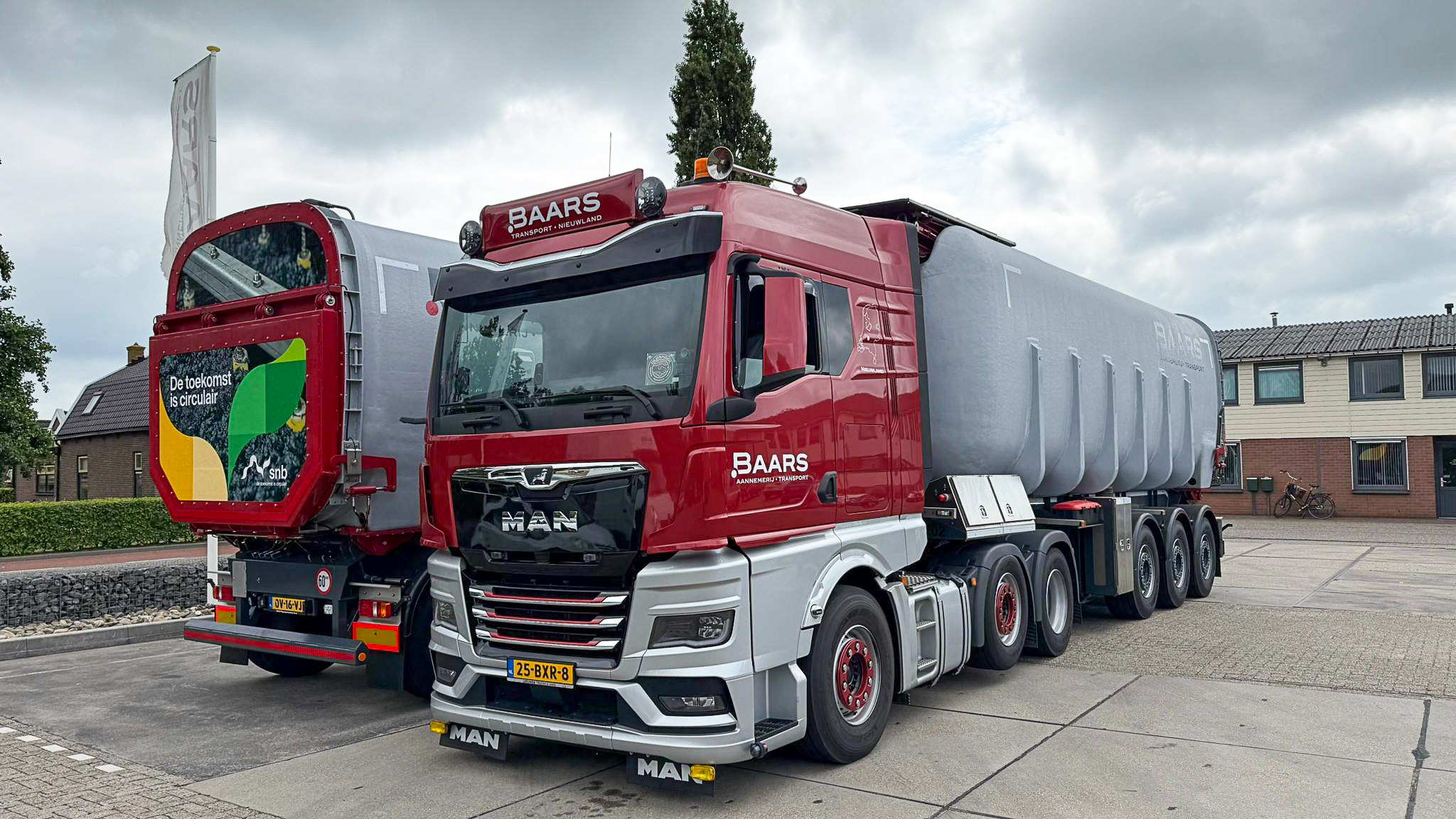 Twee vrachtwagens van Baars Transport naast elkaar, uitgerust met gesloten kippers voor emissiearm slibtransport.