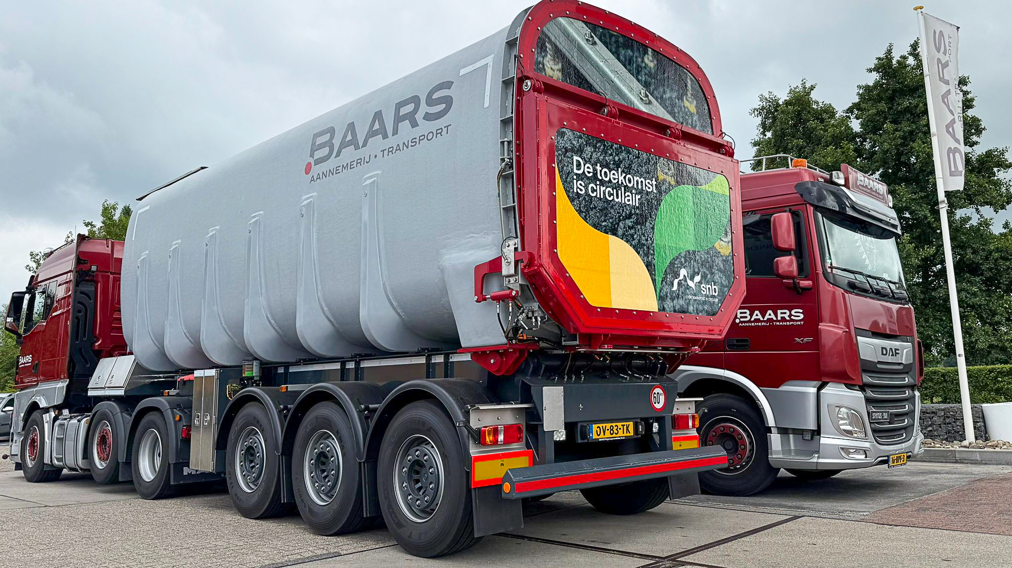 Volledig overzicht van een Baars Transport combinatie met nieuwe grijze kipper voor duurzaam slibtransport.