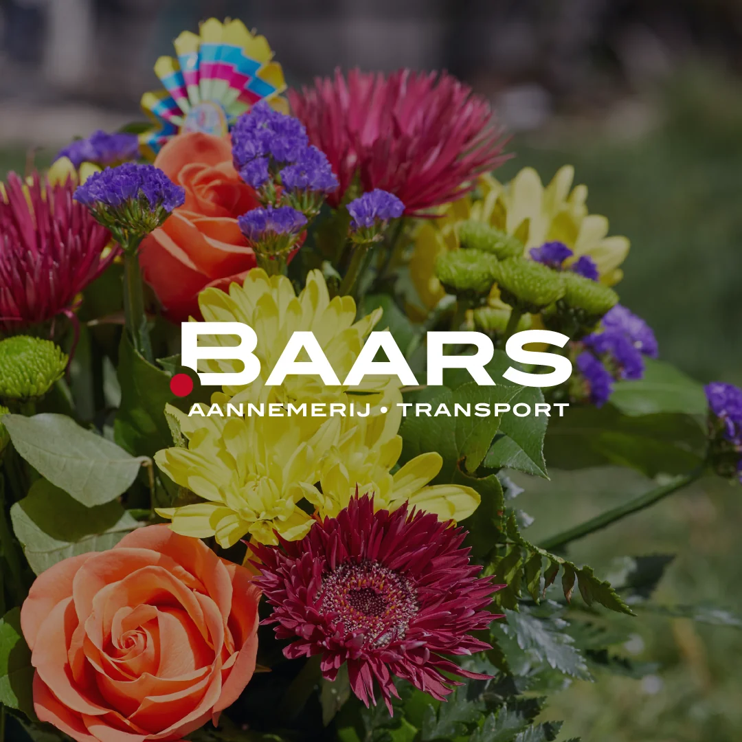 Boeket met kleurrijke bloemen en het Baars-logo erop, ter ere van het jubileum van twee medewerkers