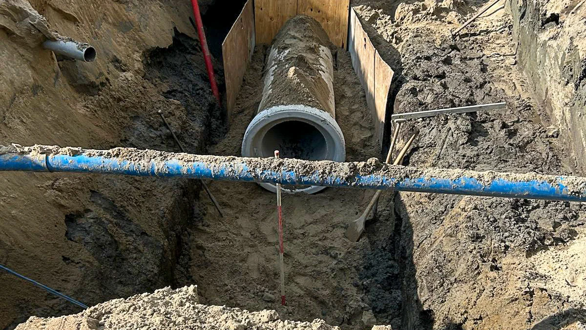 Nieuwe rioolbuis geplaatst in diepe sleuf tijdens werkzaamheden aan de Vroedschapstraat in Gorinchem