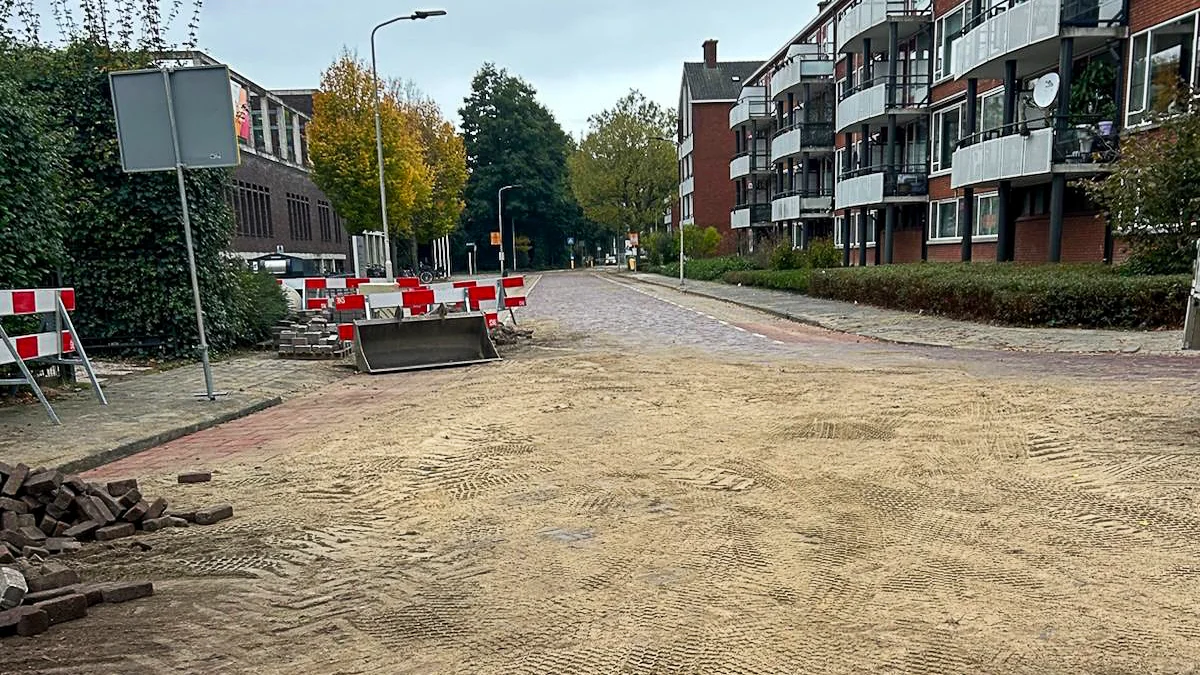 Straatbeeld Vroedschapstraat in Gorinchem met zandbed, gereed voor herbestrating