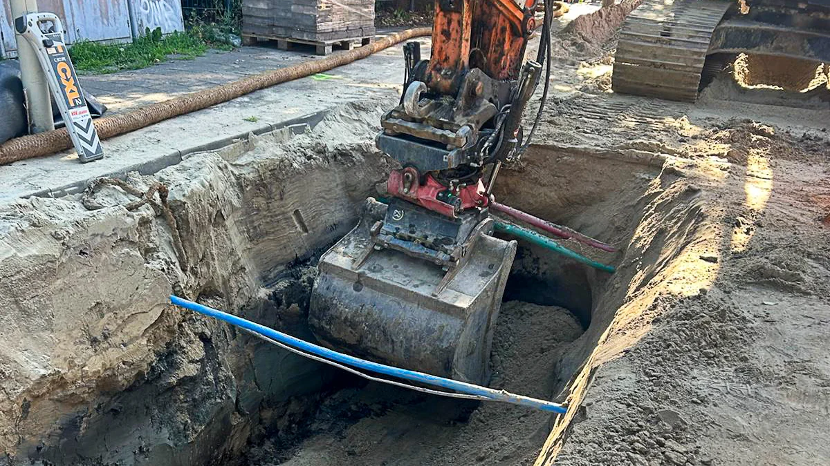 Graafmachine van Baars in actie bij het uitgraven van een sleuf voor rioolvervanging