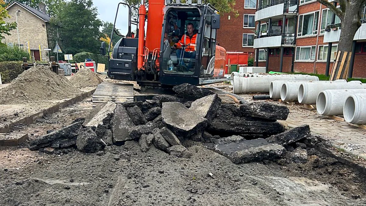 Baars-machinist breekt asfalt open met graafmachine tijdens rioleringswerk in Gorinchem