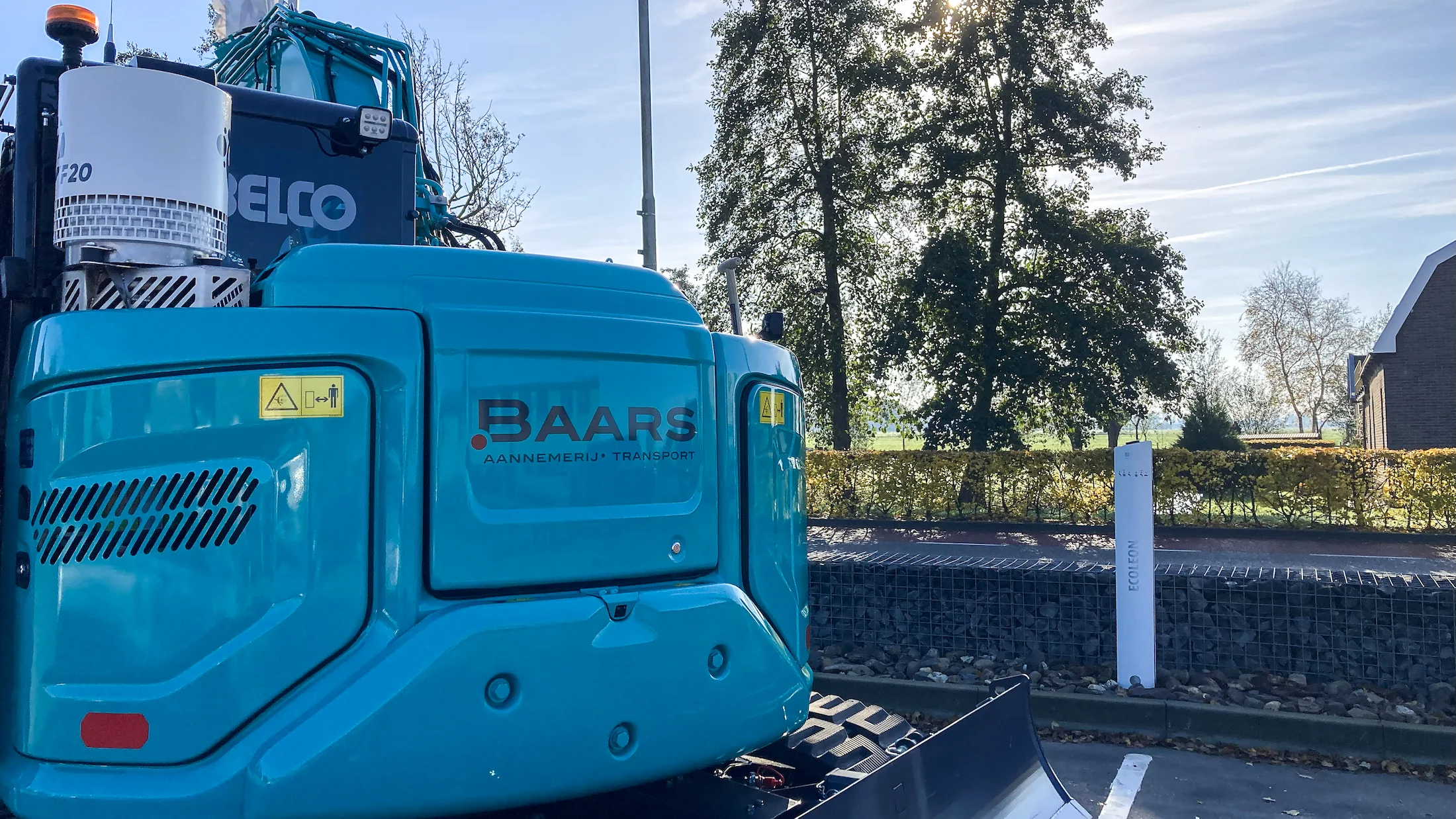 Achterzijde van de Kobelco SK75SR met Baars-logo en saneringsfilter duidelijk zichtbaar, klaar voor inzet bij bagger- en saneringswerkzaamheden.