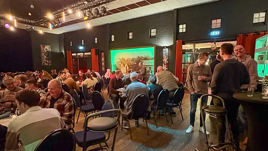 Informeel samenzijn aan het einde van de avond in feestelijke sfeer