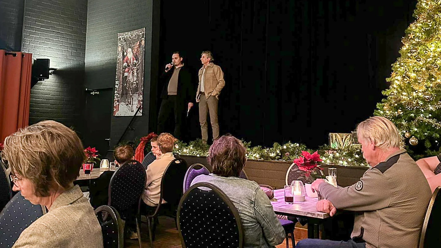 Toespraak van de directie op het podium tijdens het kerstdiner