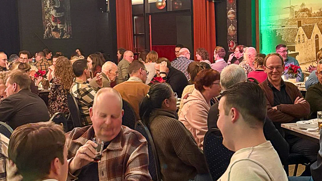 Medewerkers van Baars in gesprek aan tafel tijdens de jaarafsluiting