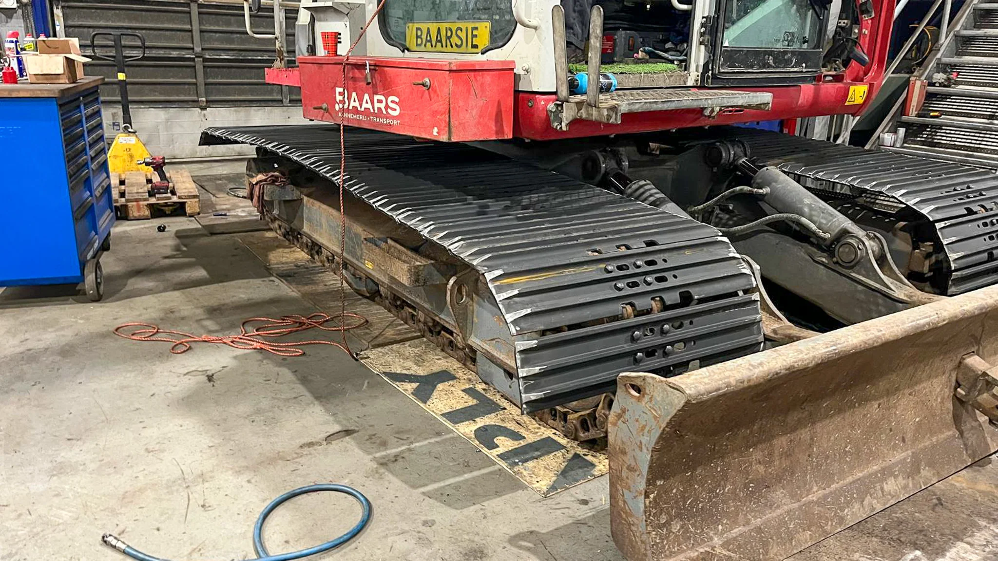 De Takeuchi TB2150R na vervanging van de rupskettingen, klaar voor nieuwe klussen