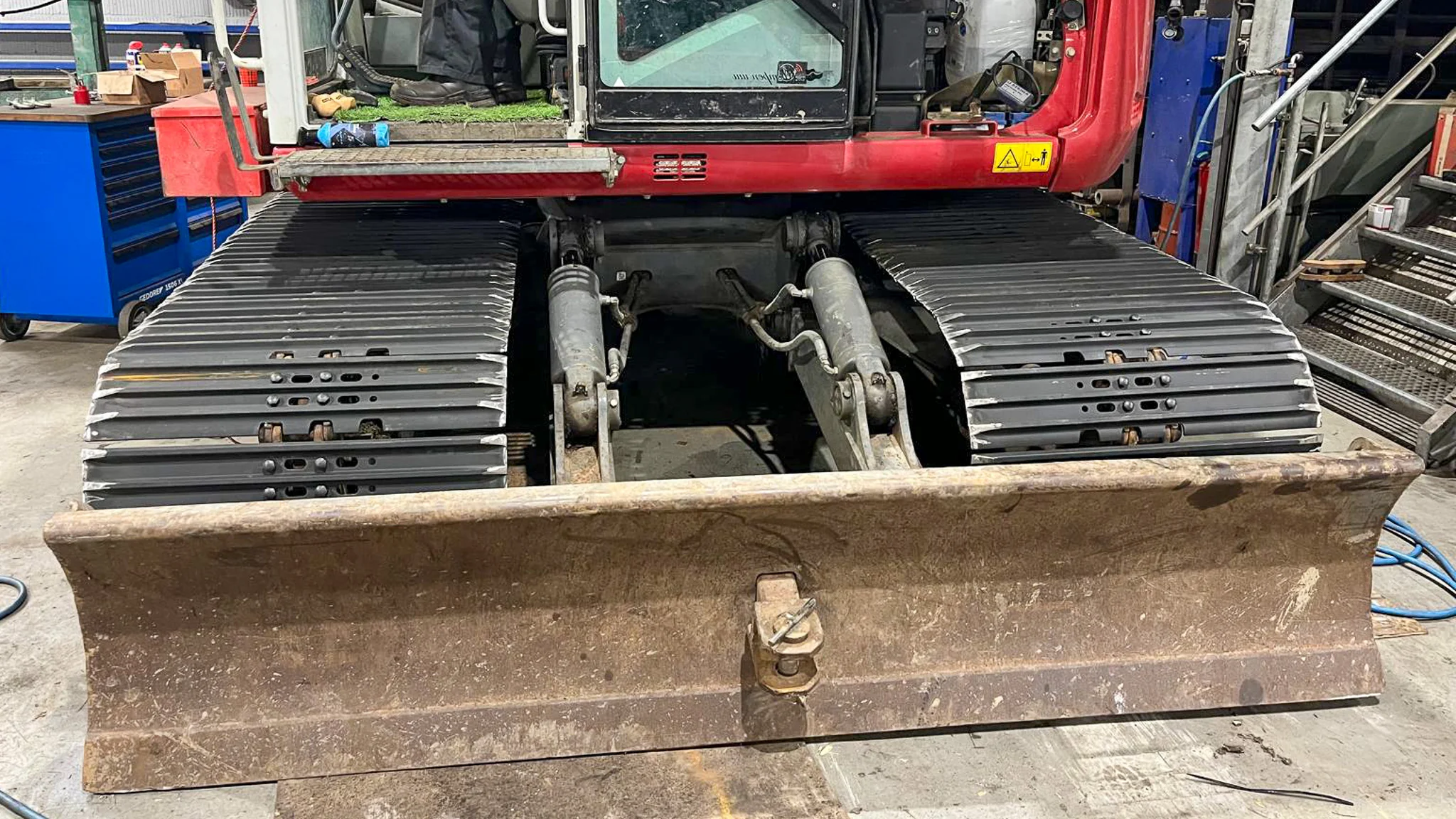 Nieuwe 90 cm rupsplaten gemonteerd op graafmachine