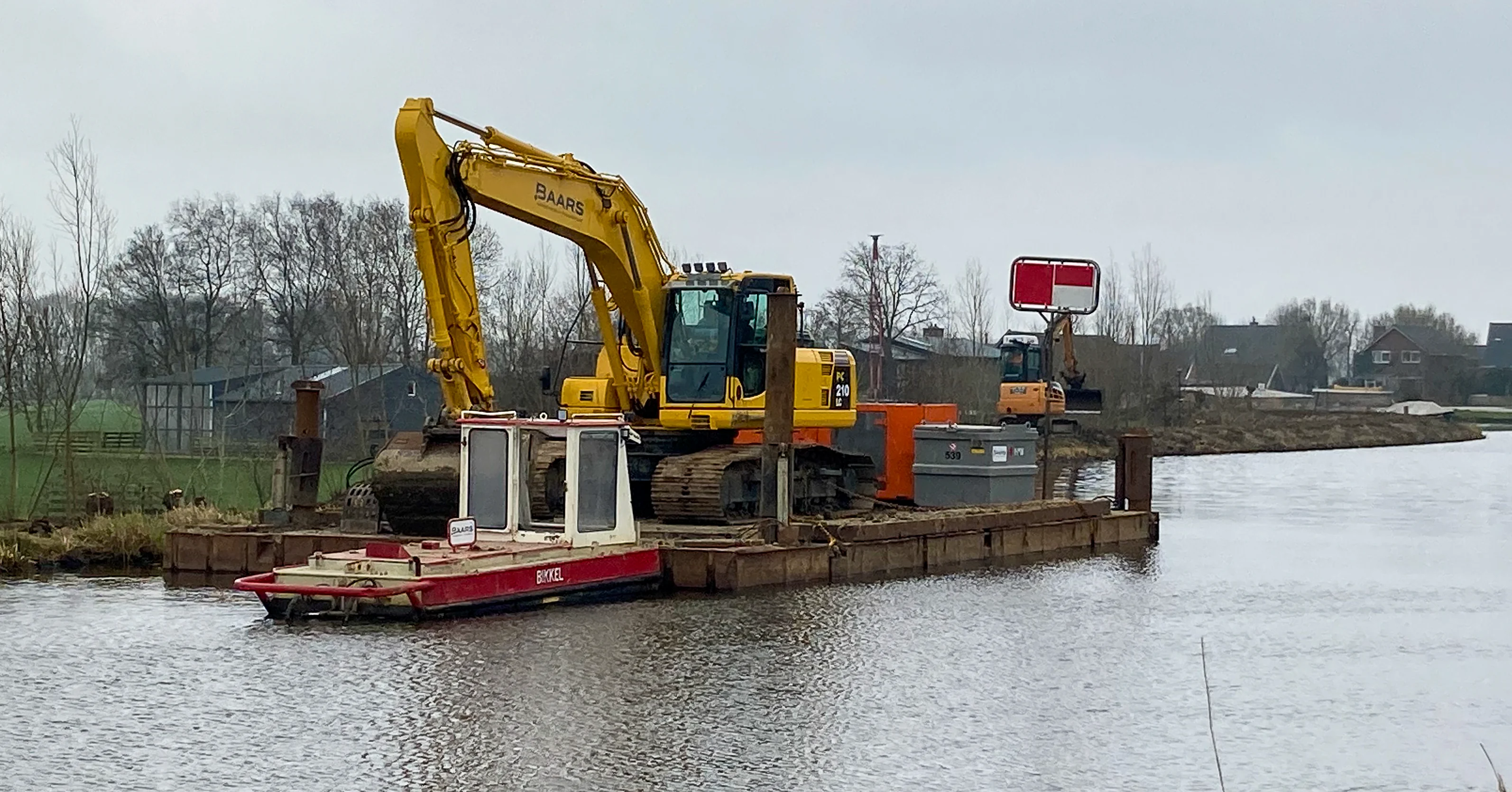 Graafmachine op ponton gereed voor werkzaamheden in het water