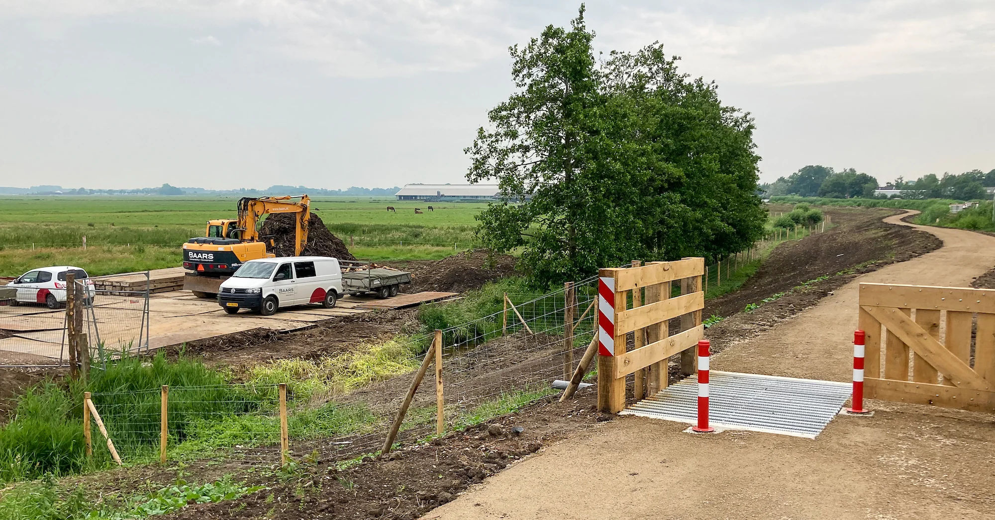 Werken aan een groene kade in landelijk gebied met inzet van Baars materieel