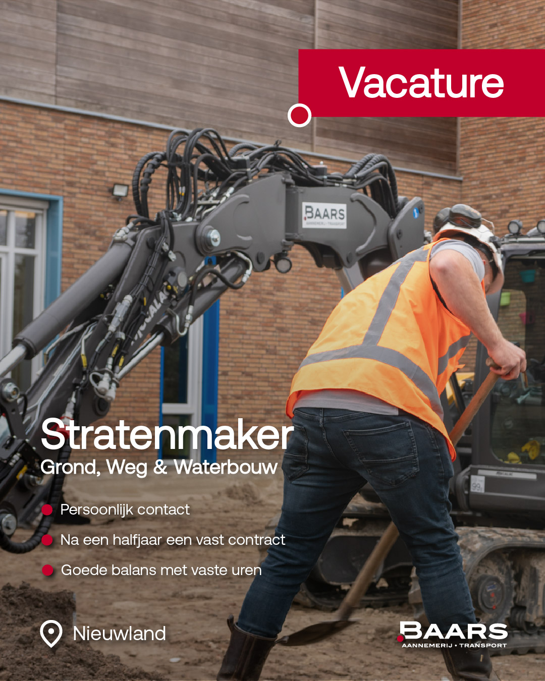 Stratenmaker grond weg en waterbouw aan het werk met minigraver op projectlocatie in Nieuwland