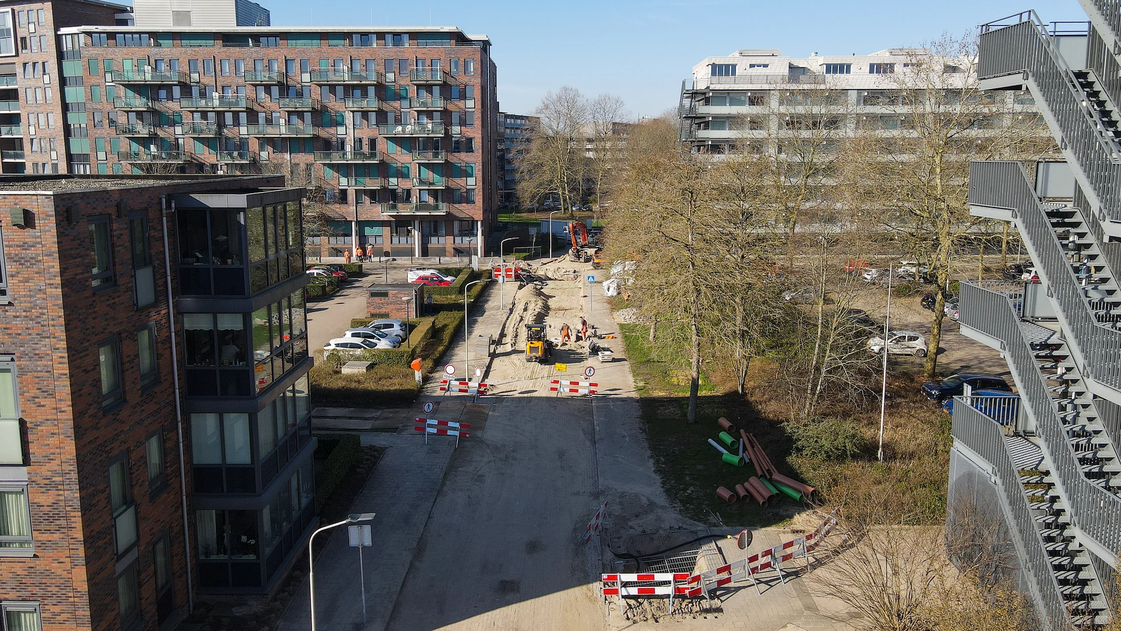 Overzicht van werkzaamheden in de Gildenwijk in Gorinchem met opengebroken straat en rioleringswerkzaamheden tussen woongebouwen