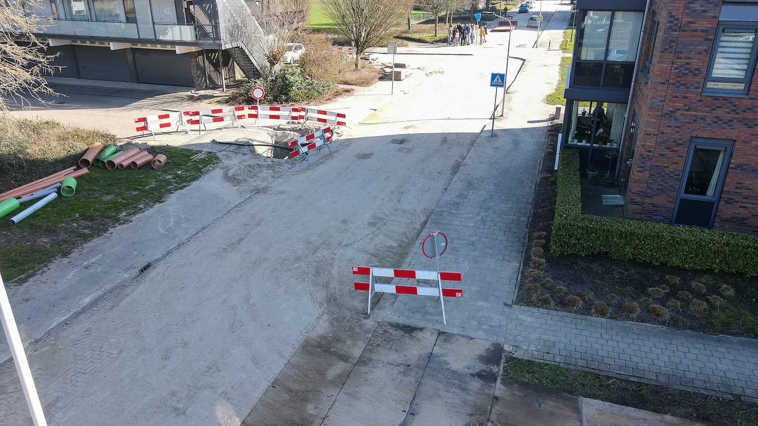 Straat in de Gildenwijk in Gorinchem in afrondende fase met afgezet werkgebied en voorbereidingen voor verdere afwerking