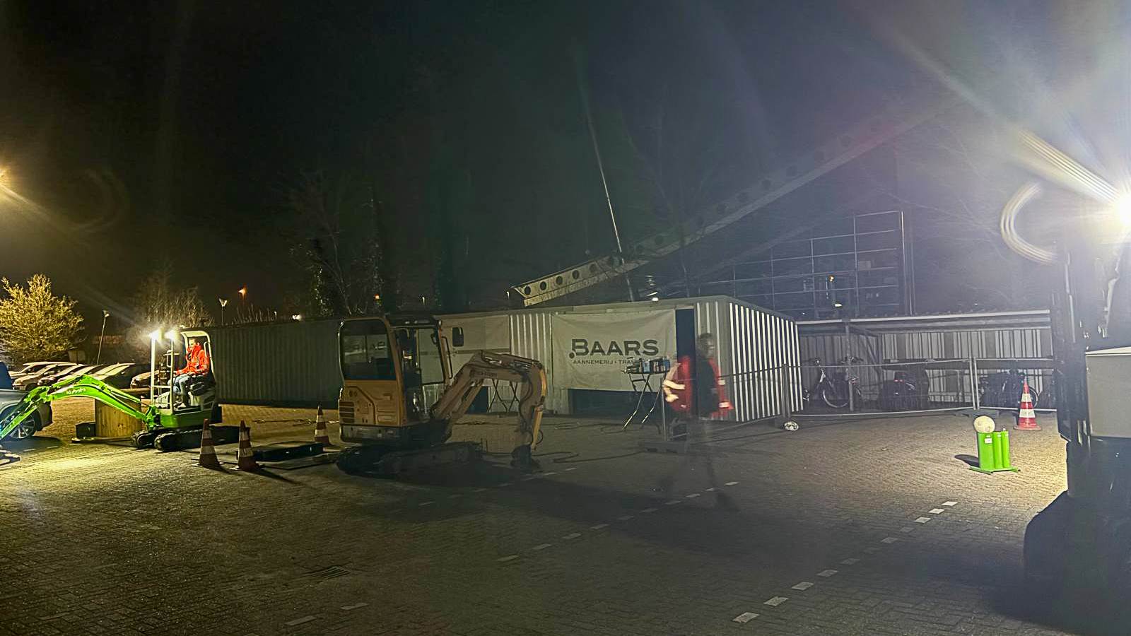 Avondopstelling met meerdere minigravers tijdens machinistenworkshop voor leerlingen bij Gomarus initiatief Hulp in Uitvoering