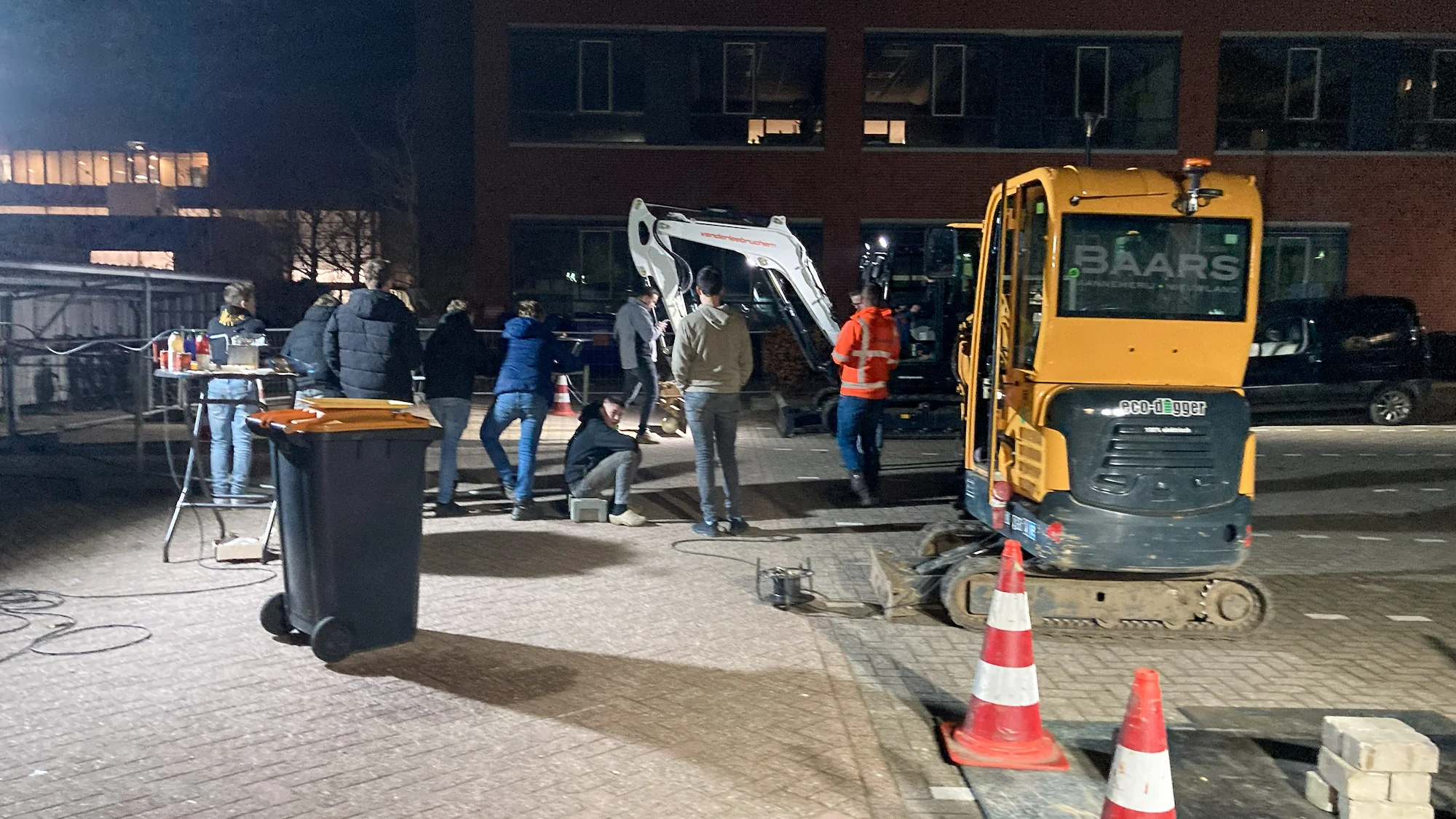 Leerlingen oefenen met minigravers tijdens workshop machinist georganiseerd door Baars en partners