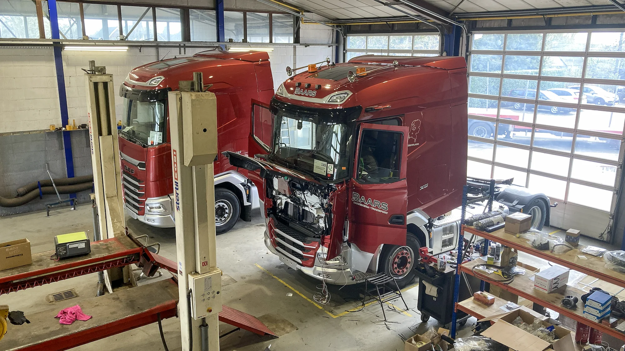 Nieuwe Baars vrachtwagens in de werkplaats tijdens opbouw en montagewerkzaamheden