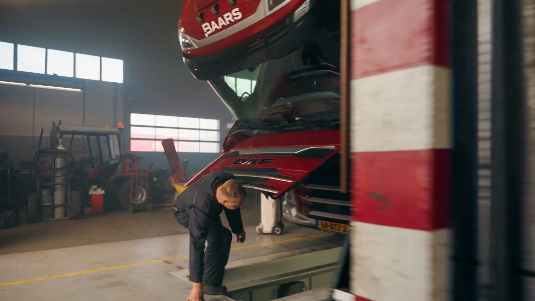 Monteur van Baars voert onderhoud uit aan een vrachtwagen in de werkplaats