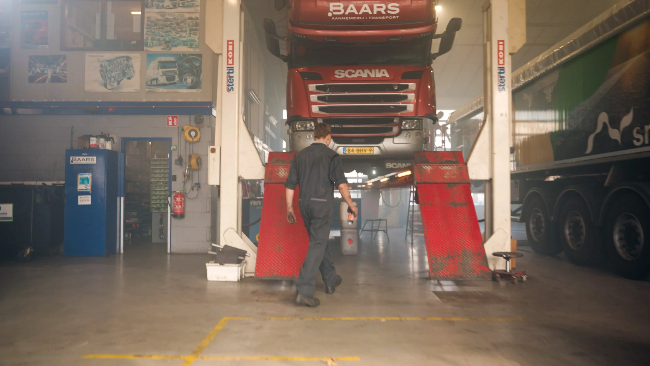 Vrachtwagen op brug in de werkplaats van Baars tijdens onderhoudswerkzaamheden