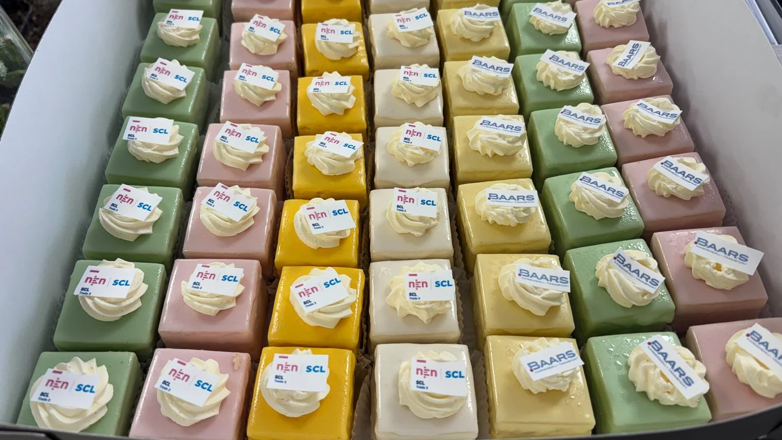 Traktatie voor medewerkers van Baars ter viering van het behalen van trede 3 op de veiligheidsladder