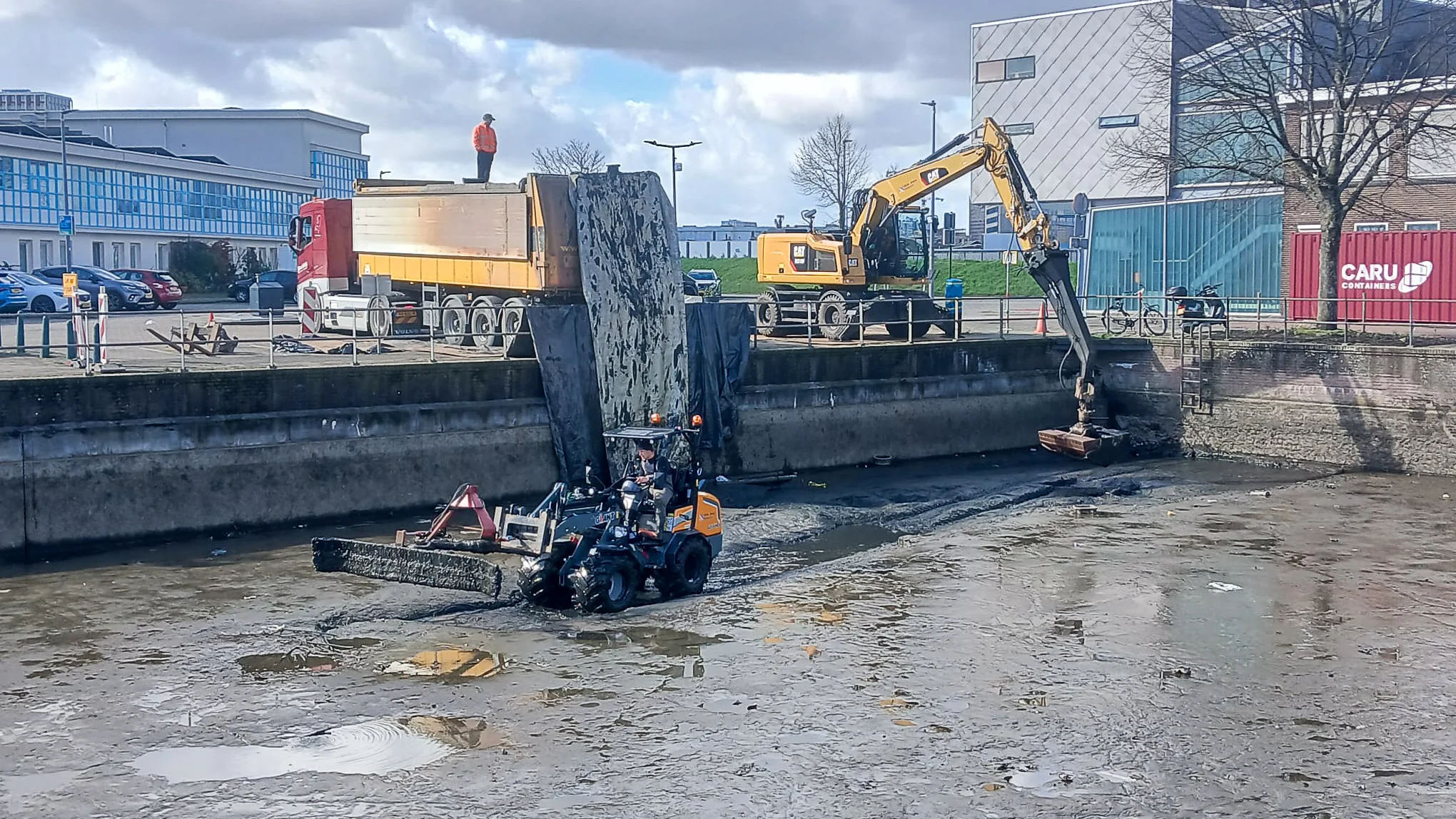 Overzicht van historische filterbakken in de Esch Rotterdam tijdens baggerwerkzaamheden