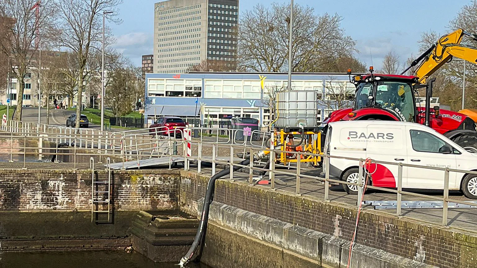 Pompen en materieel van Baars tijdens het leegpompen van een historische filterbak in Rotterdam
