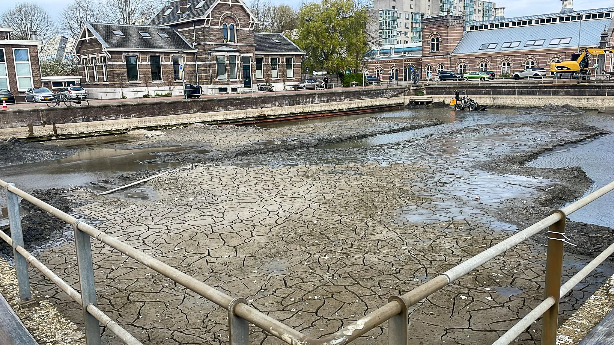 Drooggelegde historische filterbak in de Esch Rotterdam voorafgaand aan baggerwerkzaamheden