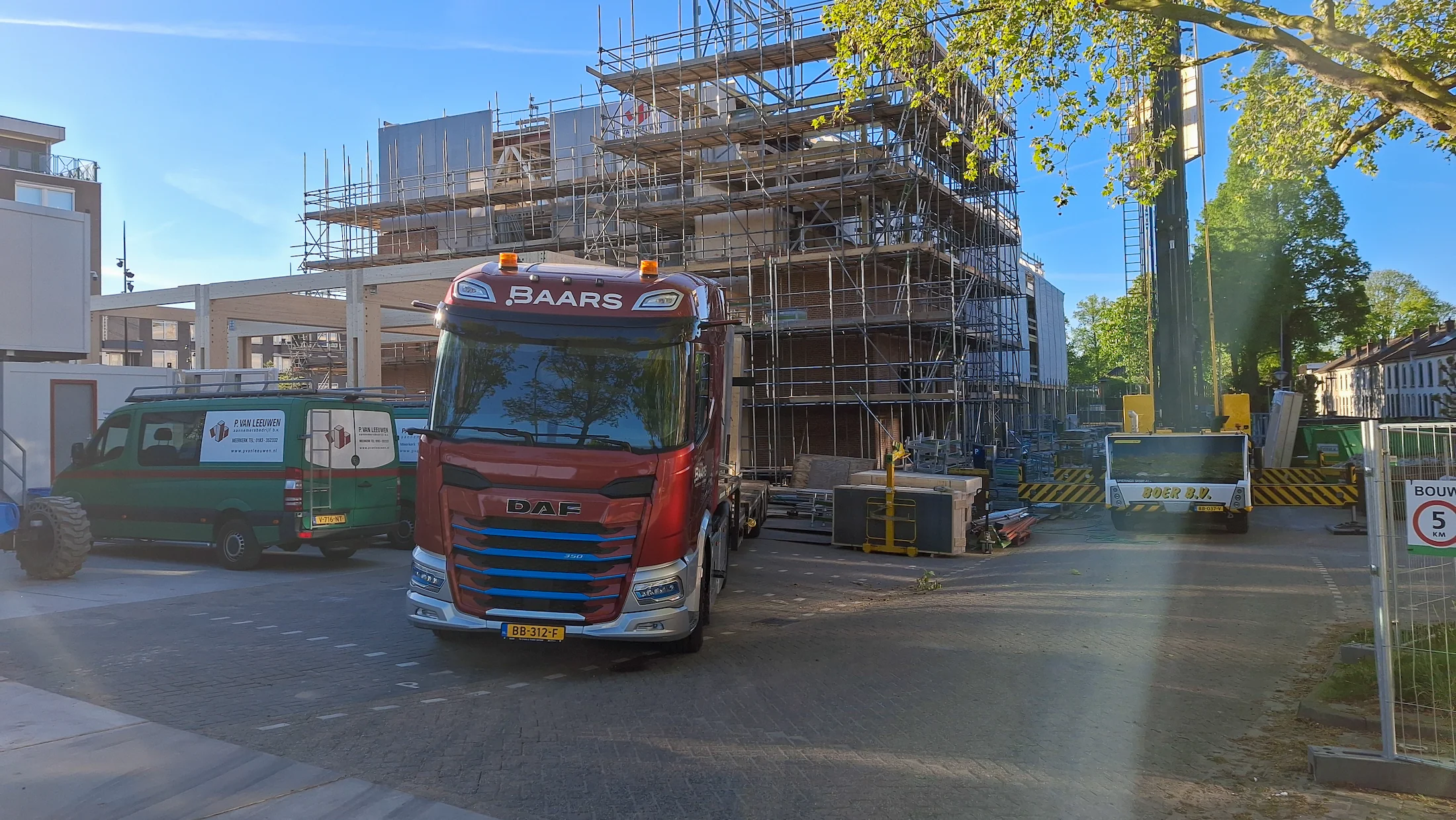 DAF vrachtwagen van Baars Transport bij bouwproject voor emissieloos transport van bouwmaterialen