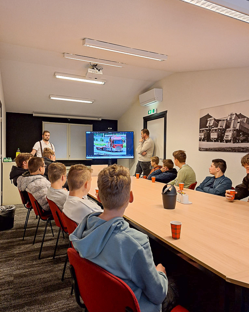 Presentatie over werkzaamheden, transport en techniek bij Baars voor geïnteresseerde leerlingen van school.