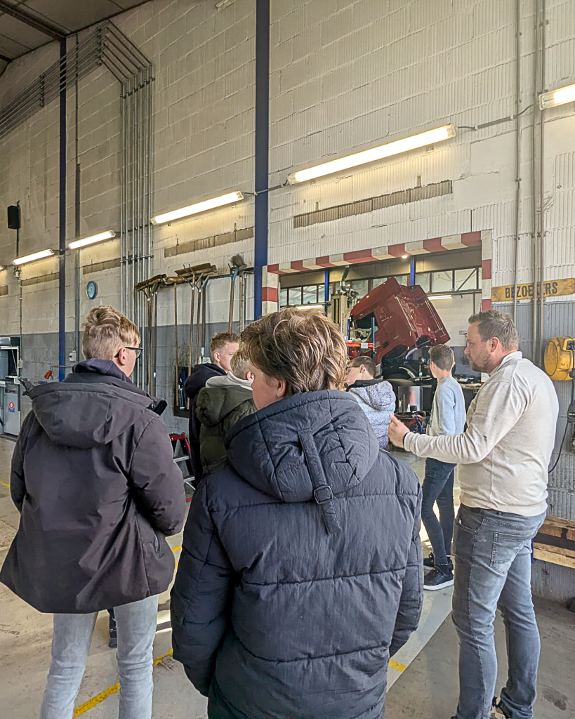 Leerlingen krijgen een kijkje achter de schermen in de werkplaats van Baars tijdens een bedrijfsbezoek in Nieuwland.