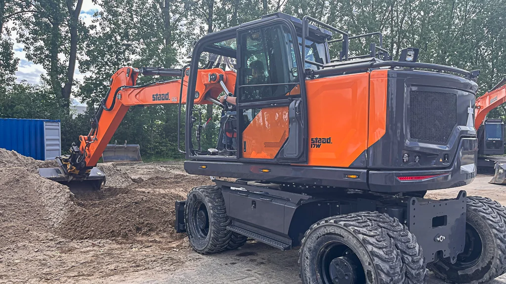 Elektrische Staad 17W mobiele kraan tijdens een praktijktest op zandterrein voorafgaand aan levering aan Baars.