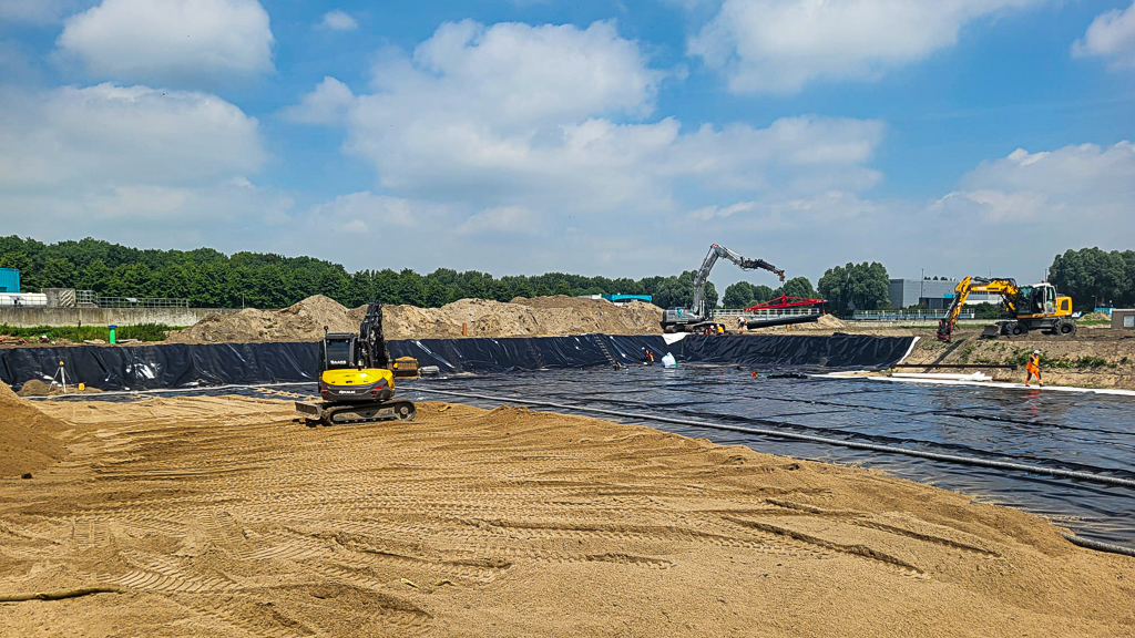 Aanbrengen van drainagezand op het aangebrachte foliesysteem in de depotvakken van baggerdepot De Groote Lucht.