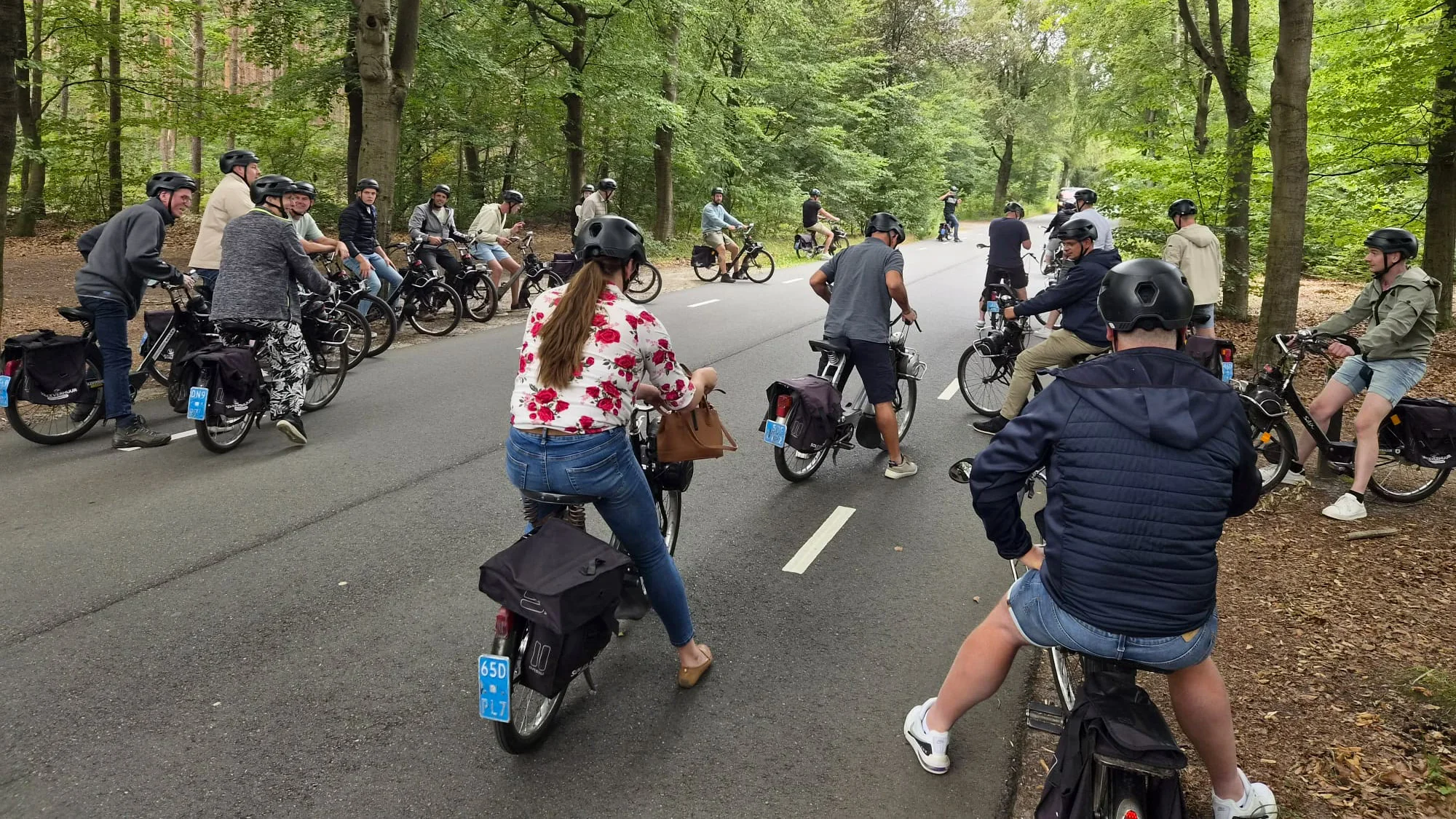 Fietstocht met collega’s tijdens het Baars zomerfeest, onderweg door de bossen van de Utrechtse Heuvelrug op de solex.