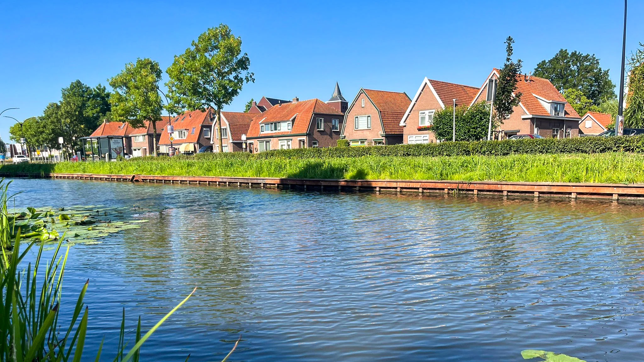 De nieuwe beschoeiing sluit naadloos aan op de natuurlijke omgeving, waar waterplanten en oevervegetatie zich verder kunnen ontwikkelen.