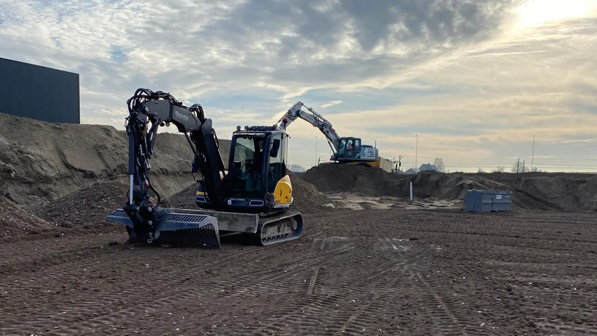 Graafmachines aan het werk tijdens het bouwrijp maken van een nieuwe locatie.