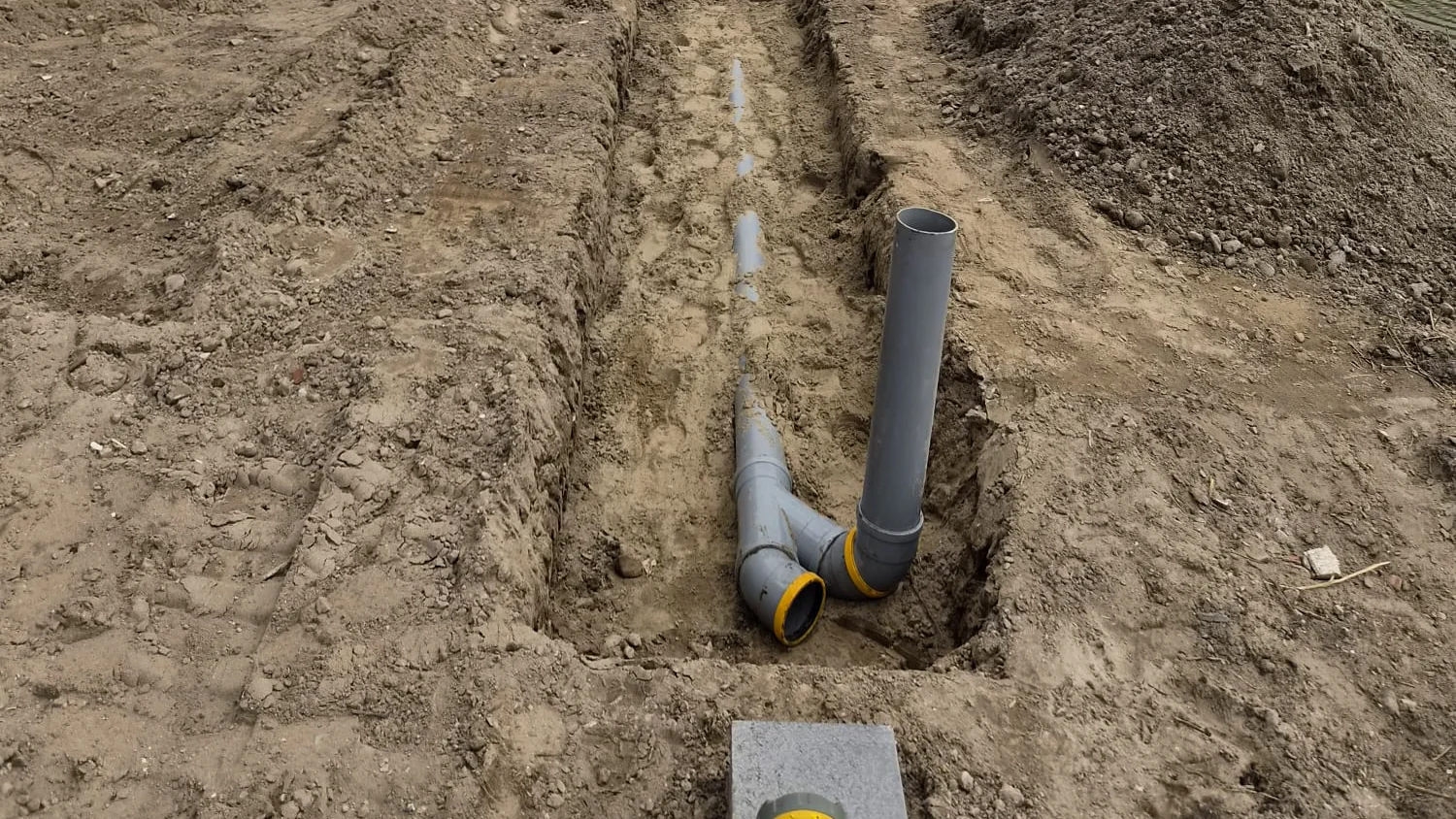 Aanleg van riolering tijdens het bouwrijp maken van een nieuwe locatie.