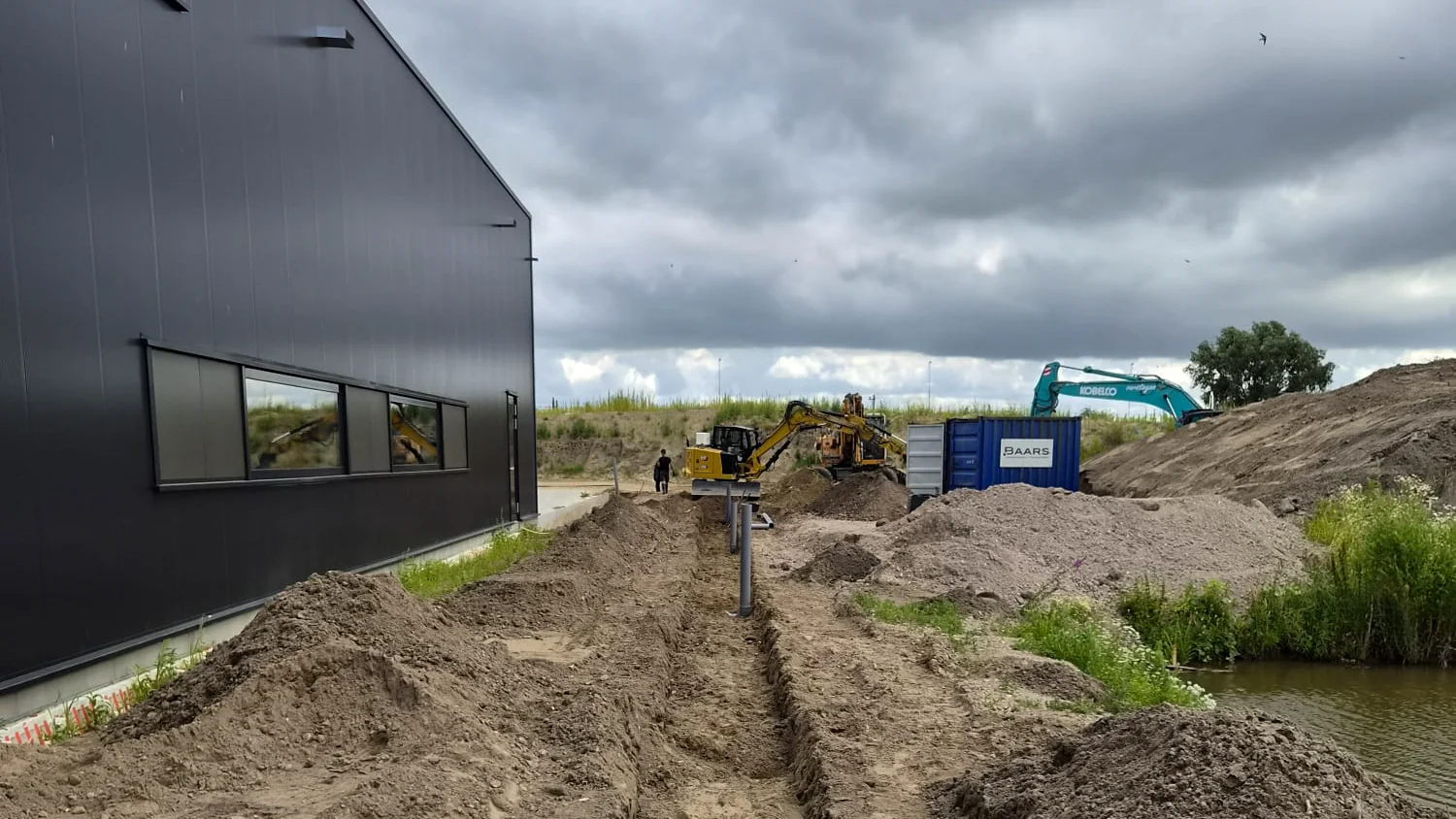 Grondwerk en aanleg van ondergrondse infrastructuur op een bouwterrein.