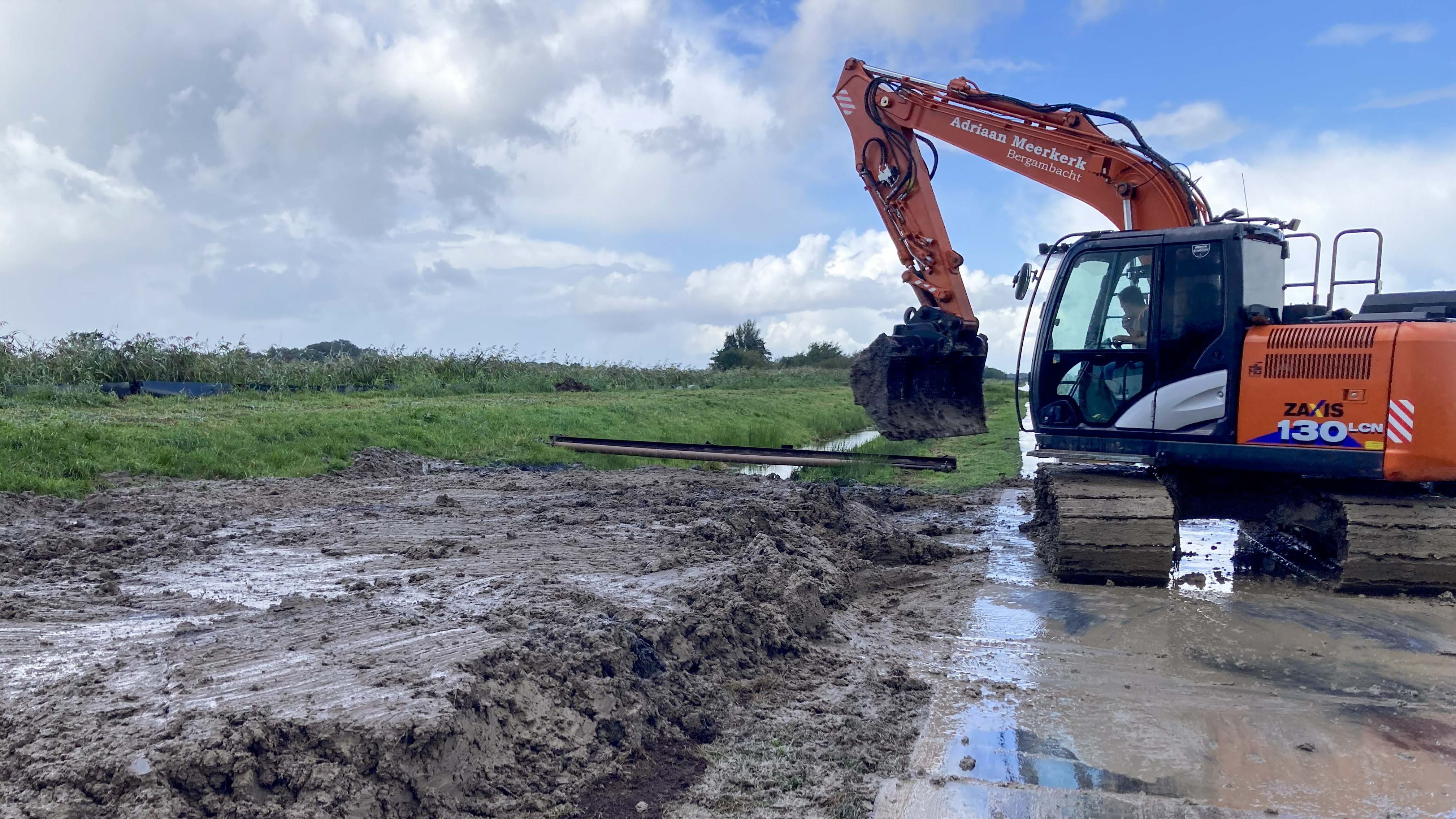 Graafmachine van Adriaan Meerkerk dempt de teensloot bij de kadeversterking van de Smoutjesvliet in Goudriaan.