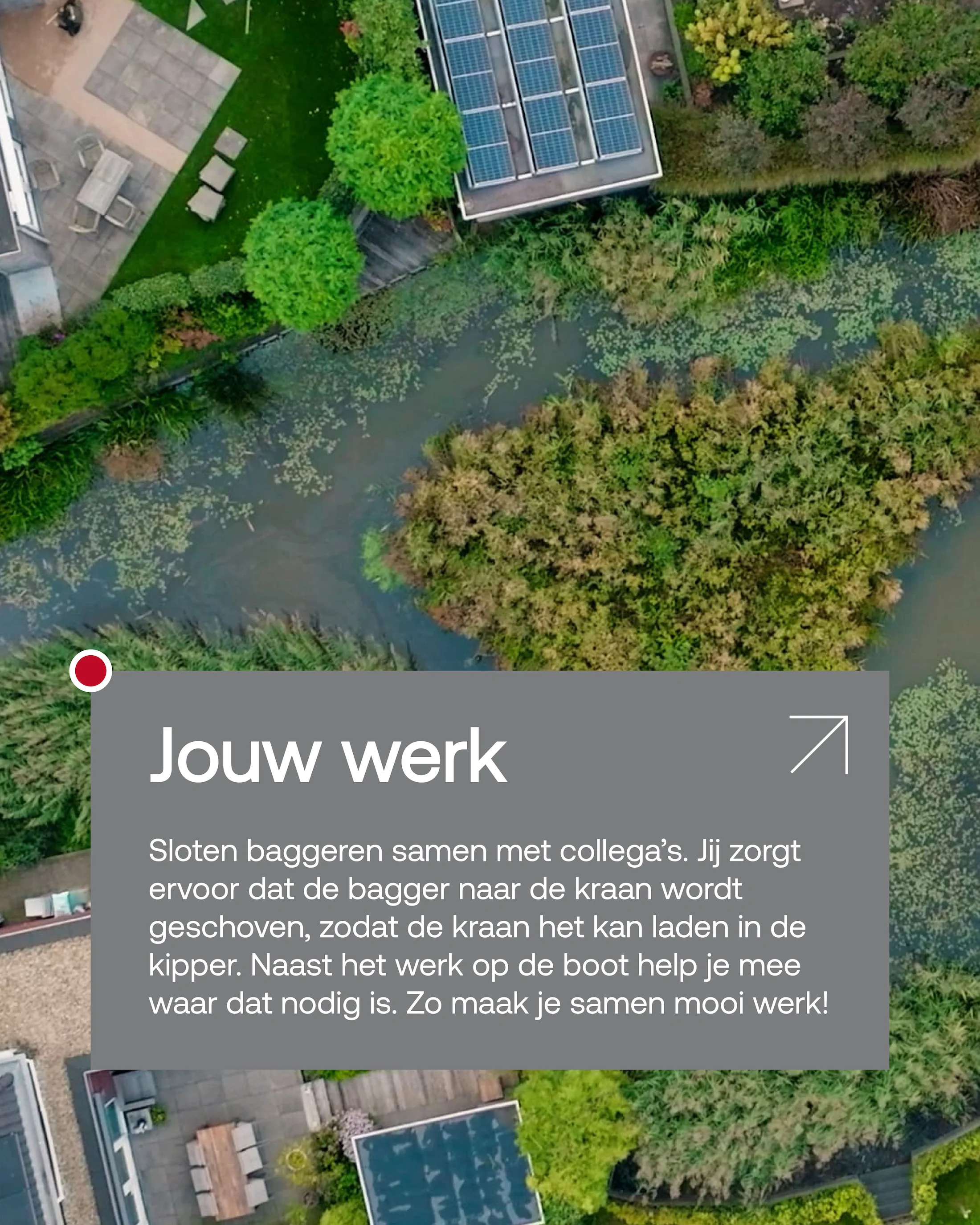 Luchtfoto van een sloot met baggerwerkzaamheden achter woningen, met tekst over de werkzaamheden als baggerbootmachinist bij Baars.