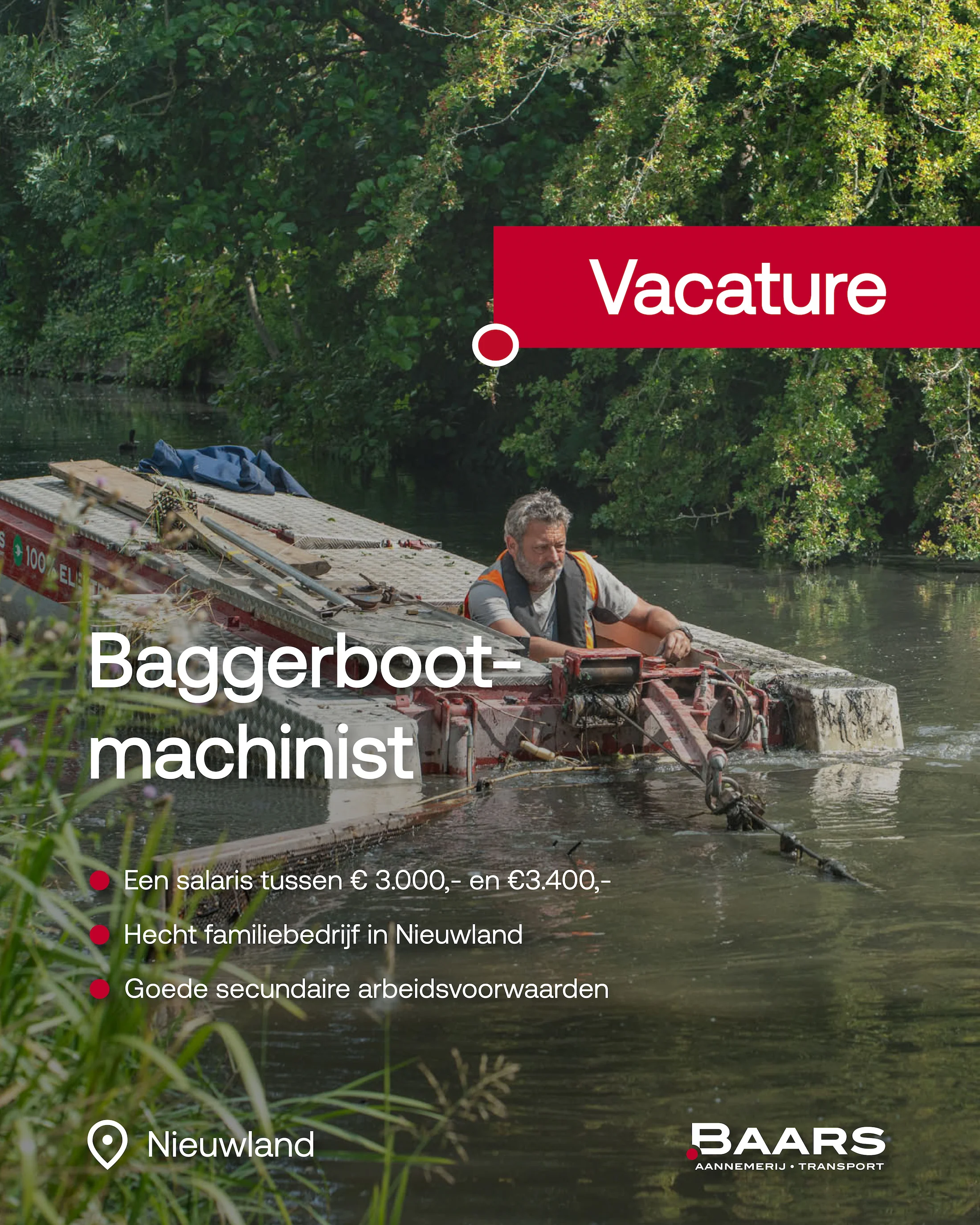 Vacature-afbeelding voor baggerbootmachinist bij Baars: een machinist aan het werk op een baggerboot in een watergang omgeven door groen, met locatie Nieuwland en kernpunten van de vacature.