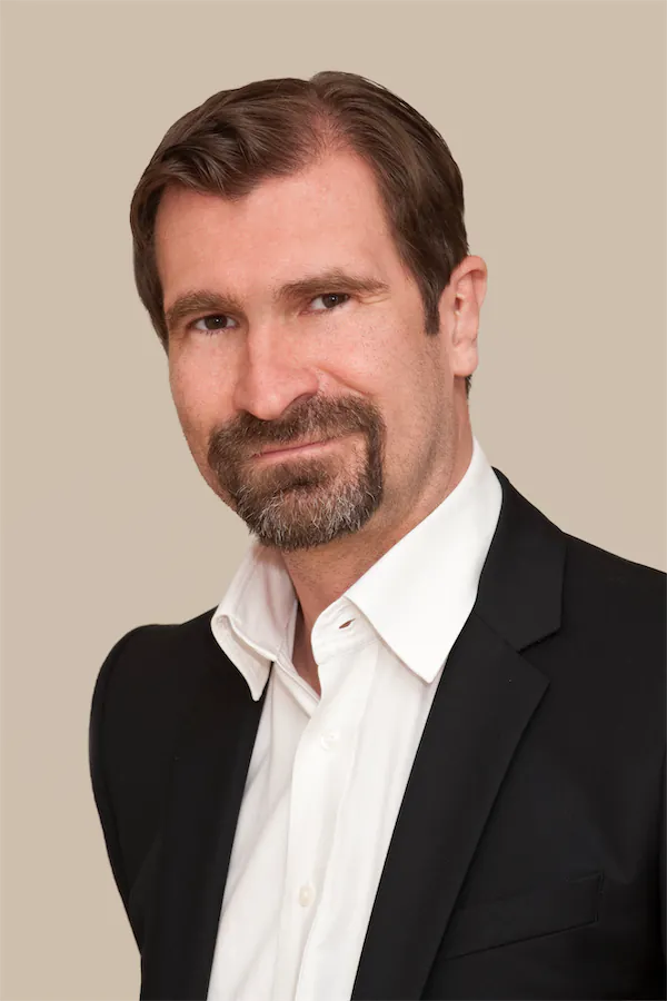 Portrait of Prof. Dr. Dr. Claudius Schikora