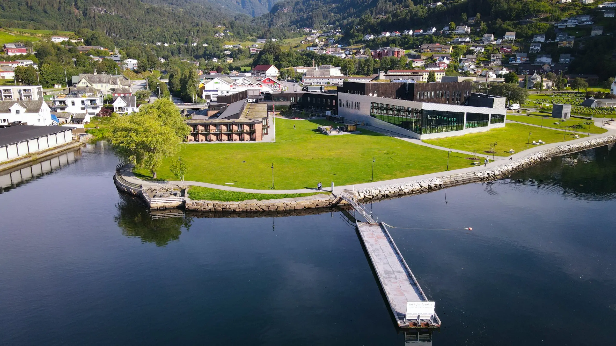 Dronefoto av hotellet med fjorden i forgrunnen