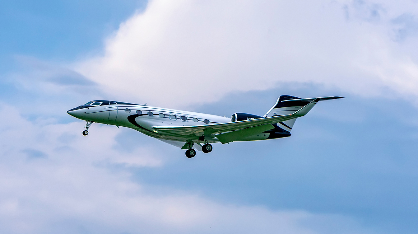A Gulfstream G650ER business jet in flight.