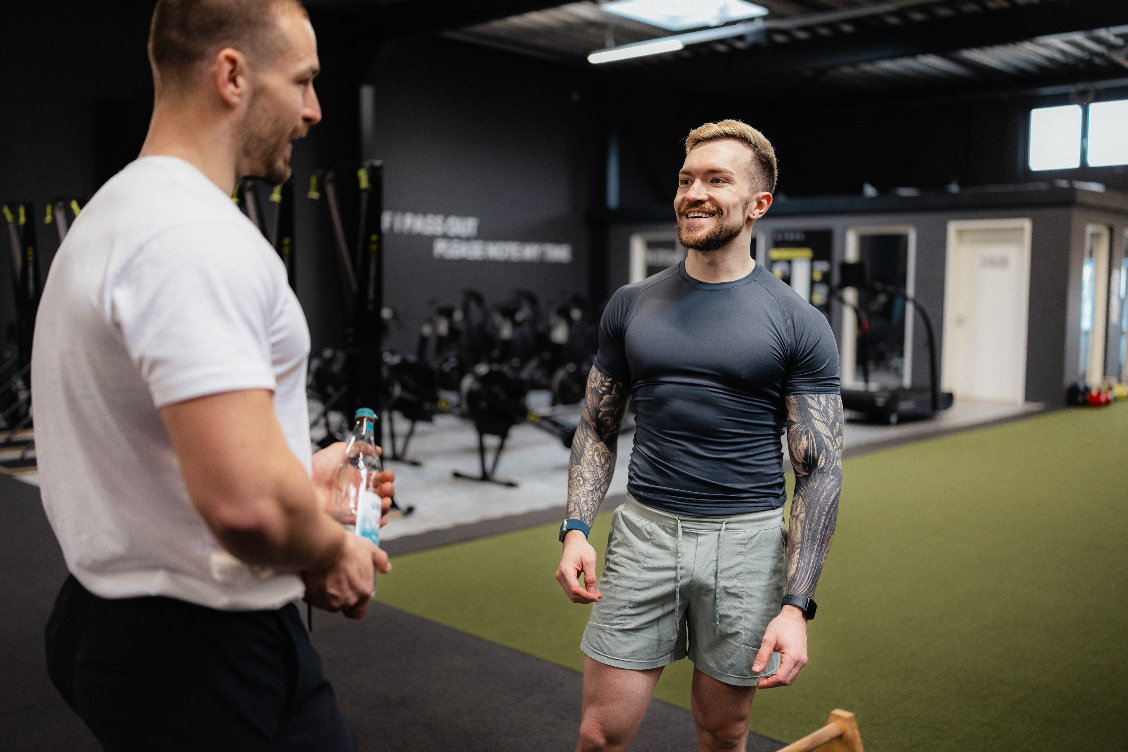Felix Gaida im Fitnessstudio. Trägt eine Hantelscheibe
