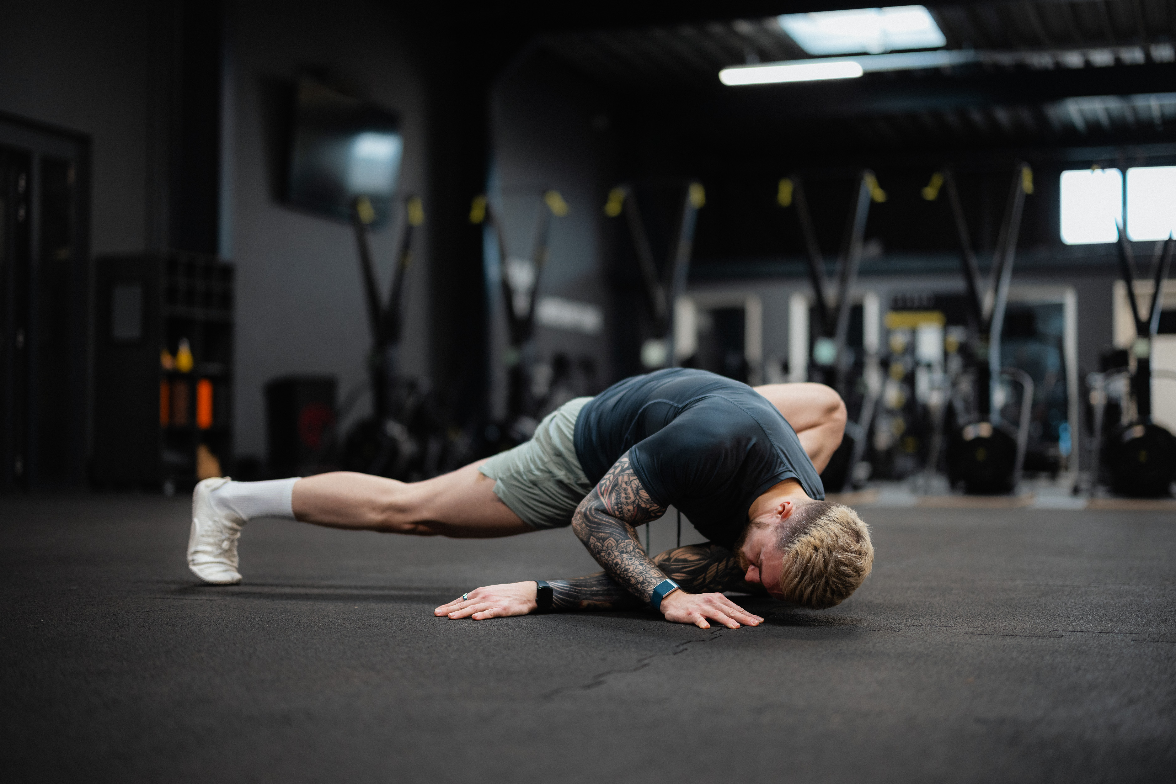 Felix Gaida im Fitnessstudio. Trägt eine Hantelscheibe