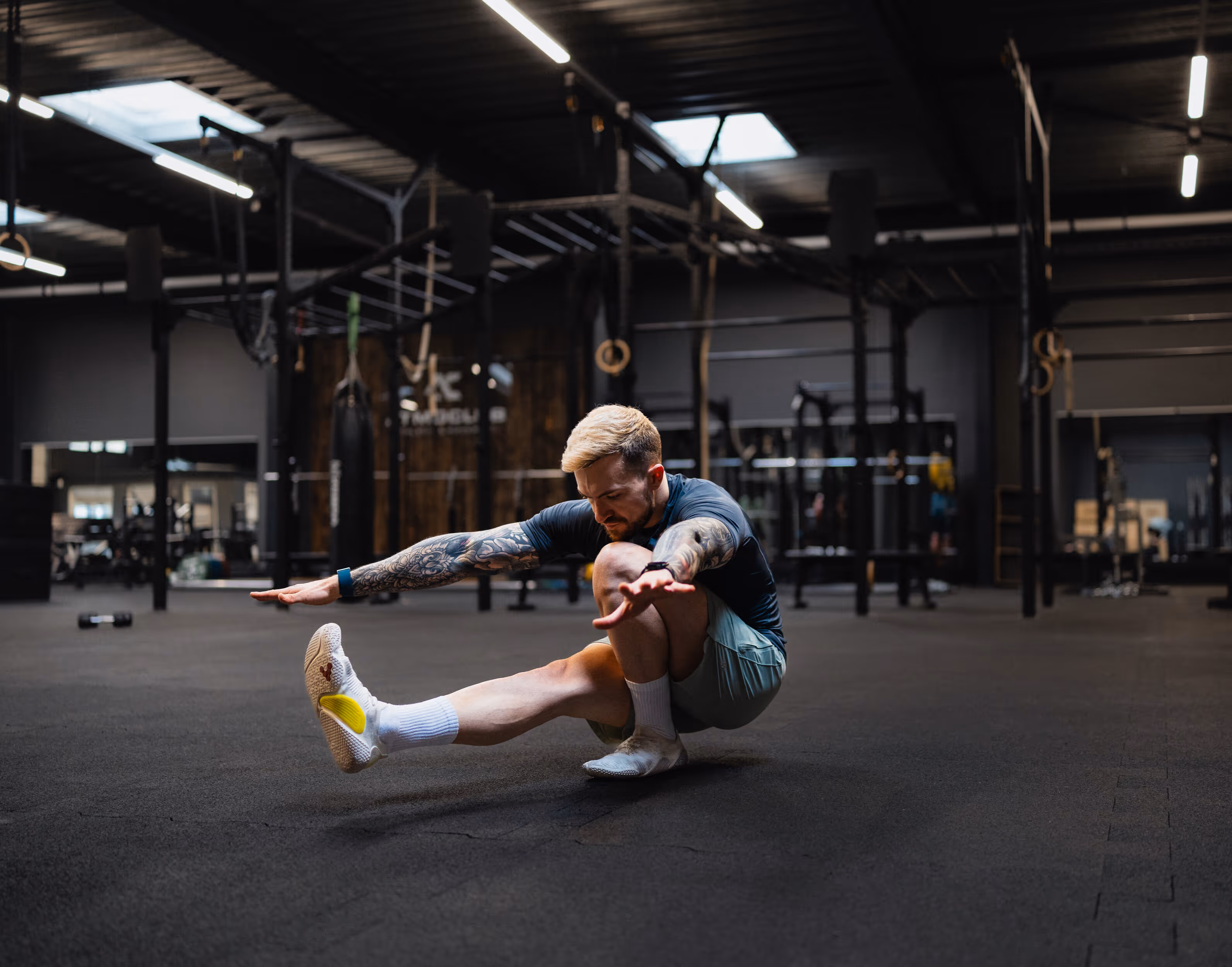 Felix Gaida im Fitnessstudio. Trägt eine Hantelscheibe