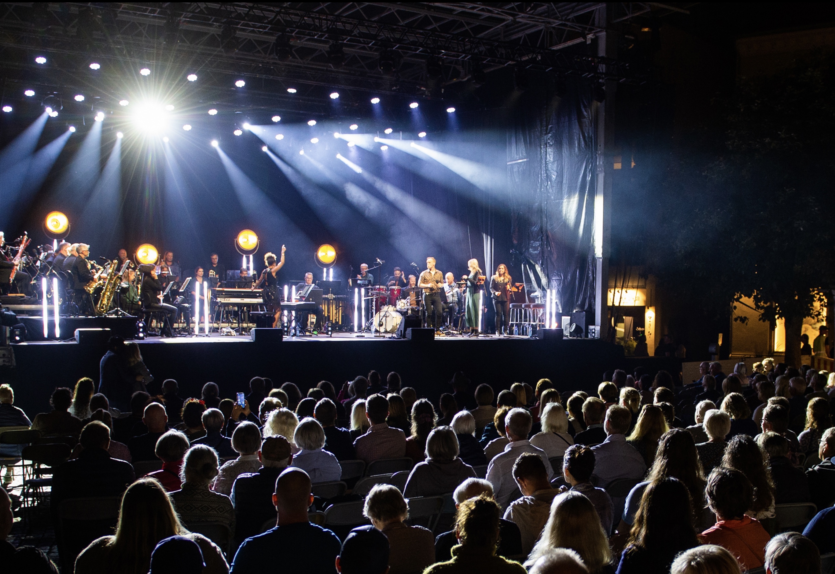 Det Norske Blåseensemble med sin årlige torgkonsert i Halden sentrum.