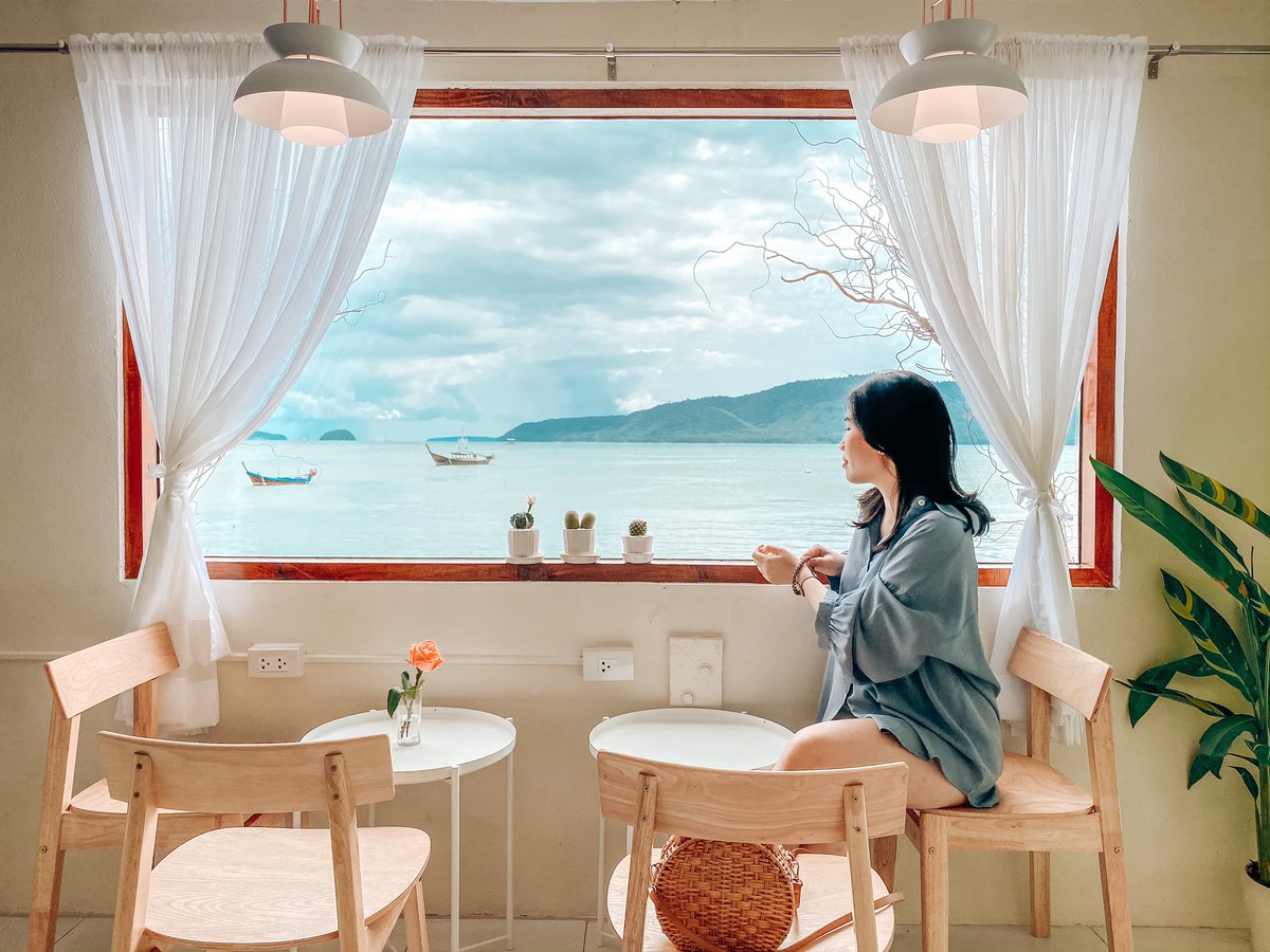 Lay Cafe ราไวย์ คาเฟ่ที่ภูเก็ต ฟีลเชจูปูซานแบบไซส์กะทัดรัด  ขนมอร่อยดีเป็นชีสเค้กหม้อแกงเผือก  ไปวันธรรมดาคือหน้าต่างบานนั้นเป็นของเรามาก #cafe #คาเฟ่ภูเก็ต